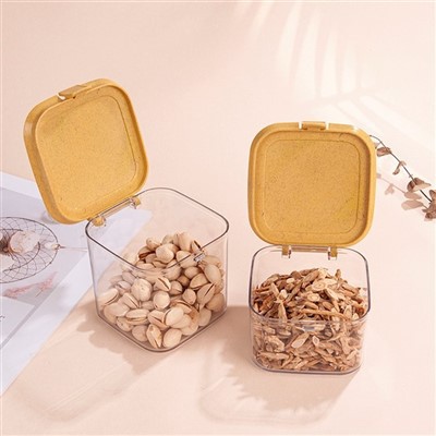 Átlátszó négyzet alakú műanyag tartály